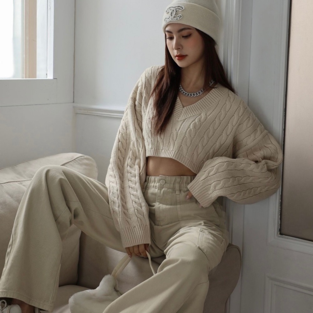 Cropped sweater in grey and beige miumiu style